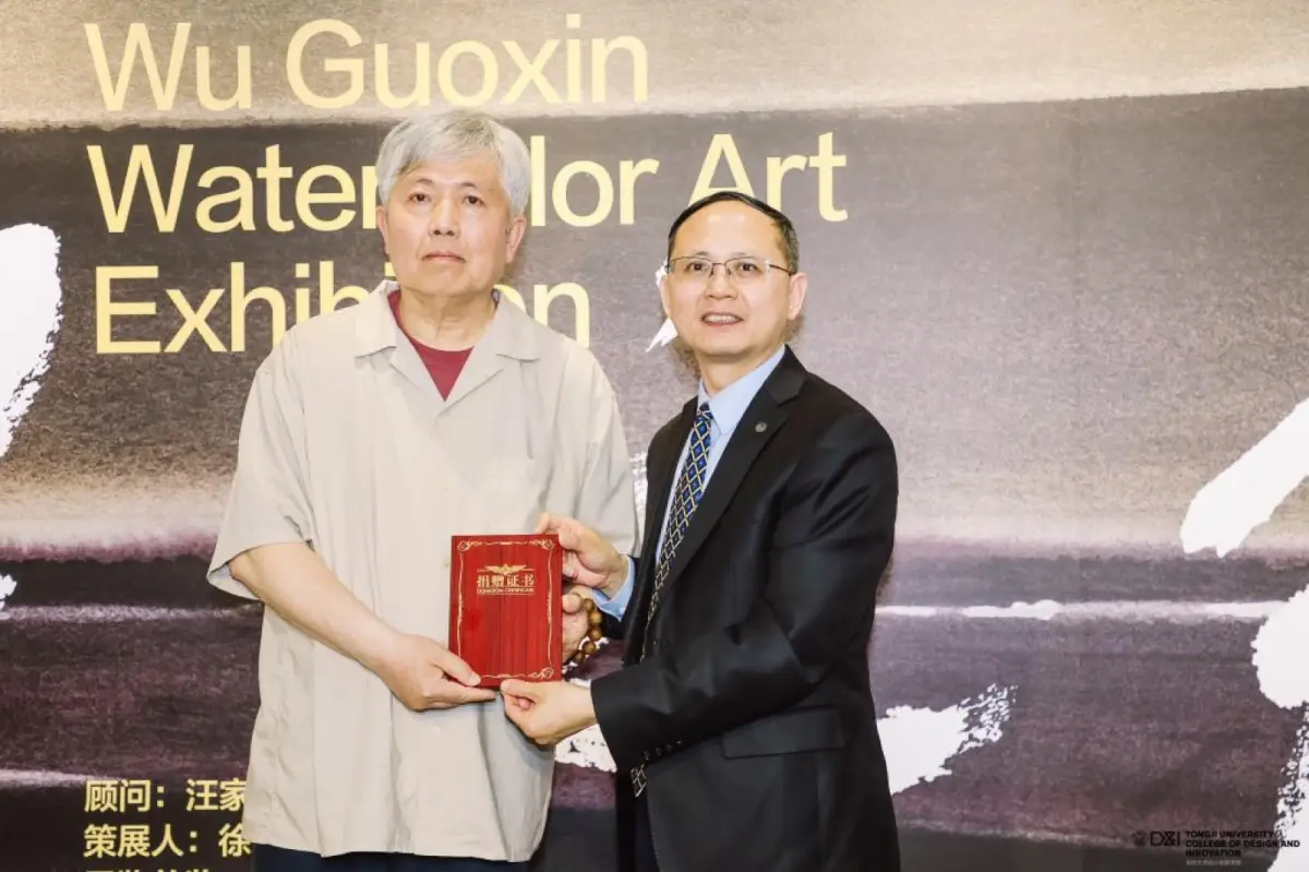 吴国欣向同济大学档案馆捐赠水彩作品《济事年轮》